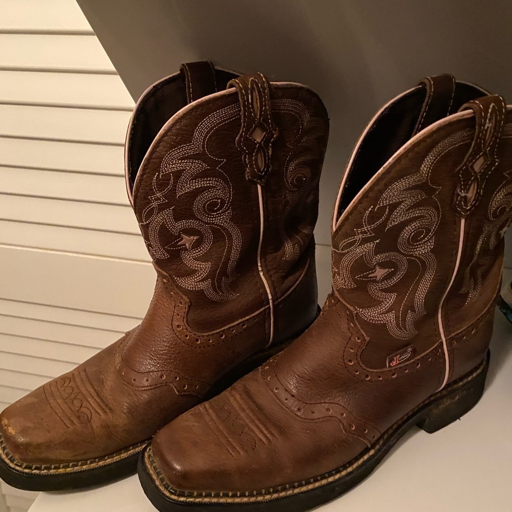 Justin’s women cowboy boots size 8b